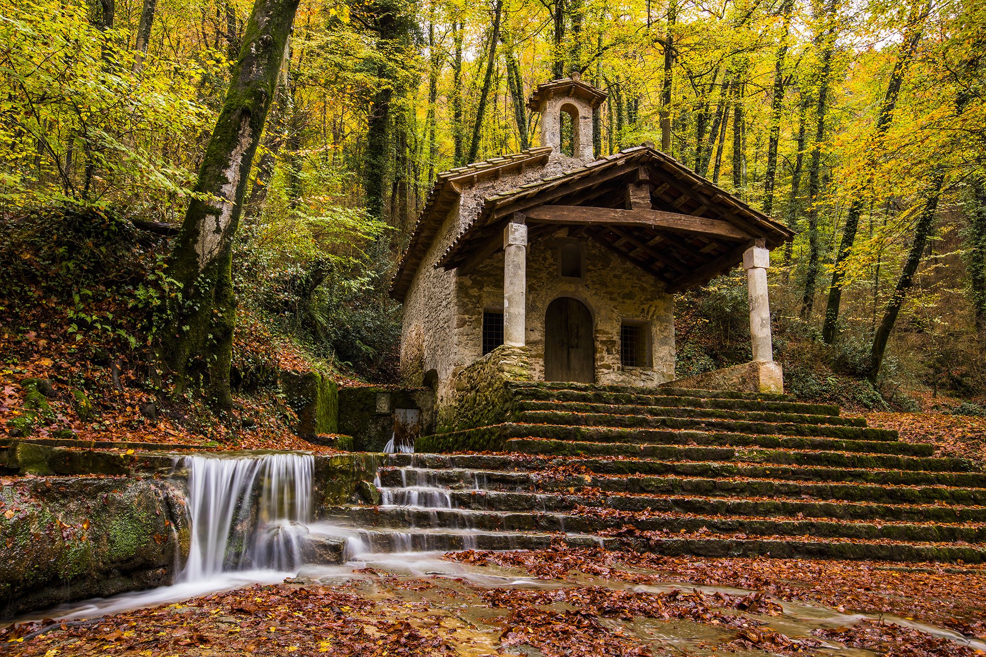 Paisaje de montaña con sendero cerca de Barcelona